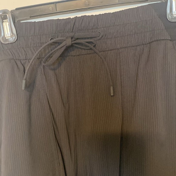 Lululemon Women’s Black Jogger Pants - Picture 4 of 5